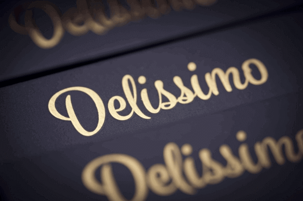 Logotyp pralin Delissimo na opakowaniu