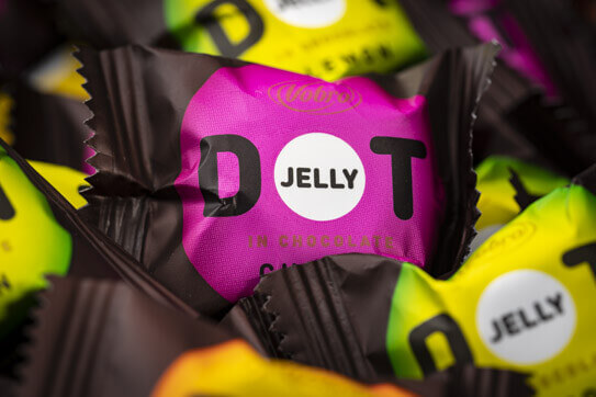 Galaretki Jelly DOT in chocolate od Vobro w różowych, żółtych i pomarańczowych zawijkach