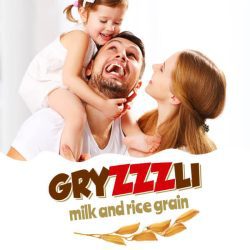 Wesoły mężczyzna trzyma na ramionach szczęśliwą córkę, obok spogląda na nich uśmiechnięta kobieta, na przodzie widnieje logo Gryzzzli milk and rice grain