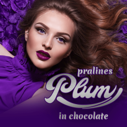 Kobieta w makijażu i fioletowej sukni leży na fioletowych liściach, przed nią widnieje logo Pralines Plum in Chocolate