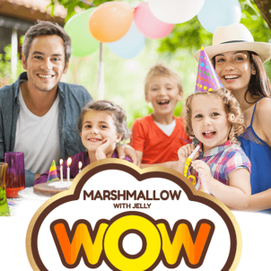 Rodzina składająca się z mamy, taty i trójki dzieci uśmiecha się na imprezie urodzinowej, przed nimi widnieje logo WOW Marshmallow with jelly